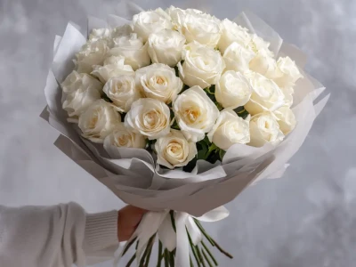 Белые розы «Туманная гладь»
