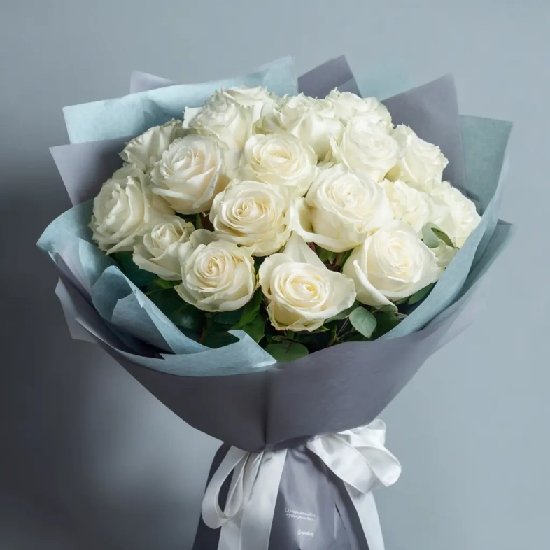 Белые розы &laquo;Снежная акварель&raquo;