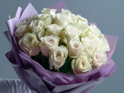 Белые розы «Нежность вечера»