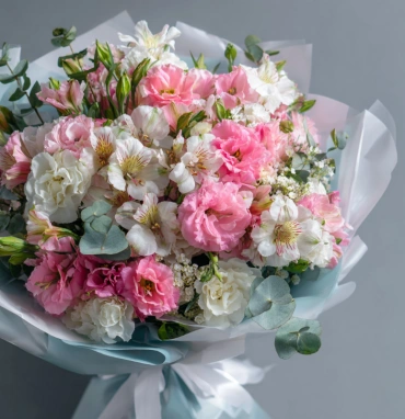 Букет с эустомами «Утренний бриз»