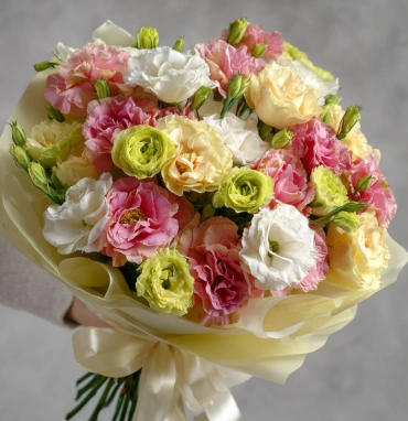 Букет с эустомами «Лепестковая симфония»
