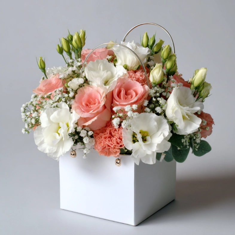 Композиция в сумочке &laquo;Цветочный комплимент&raquo;