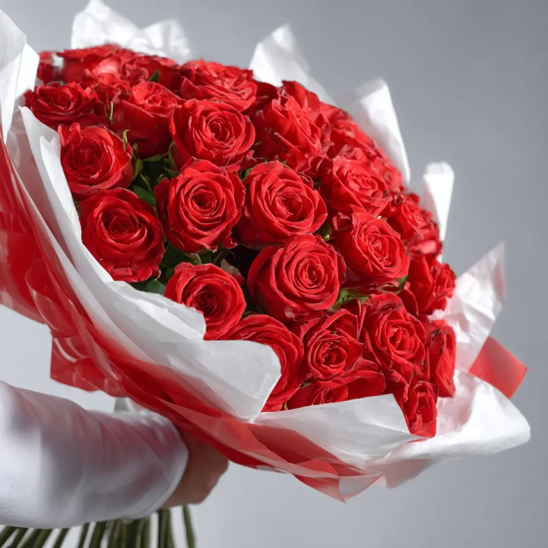 Красные розы &laquo;Карминовый взгляд&raquo;